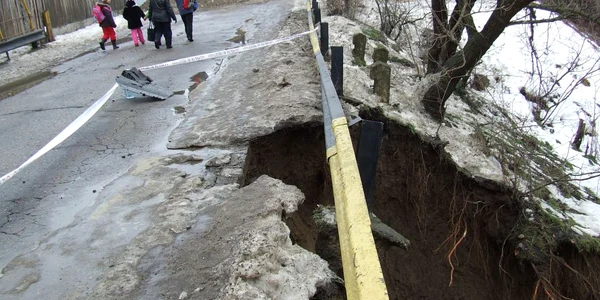 Alunecarea pune în pericol și viața copiilor care trec spre școală