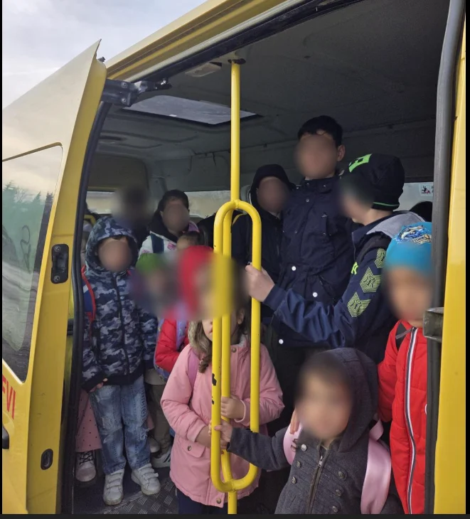 Microbuz şcolar depistat cu 31 de copii, dublu faţă de capacitatea maximă admisă