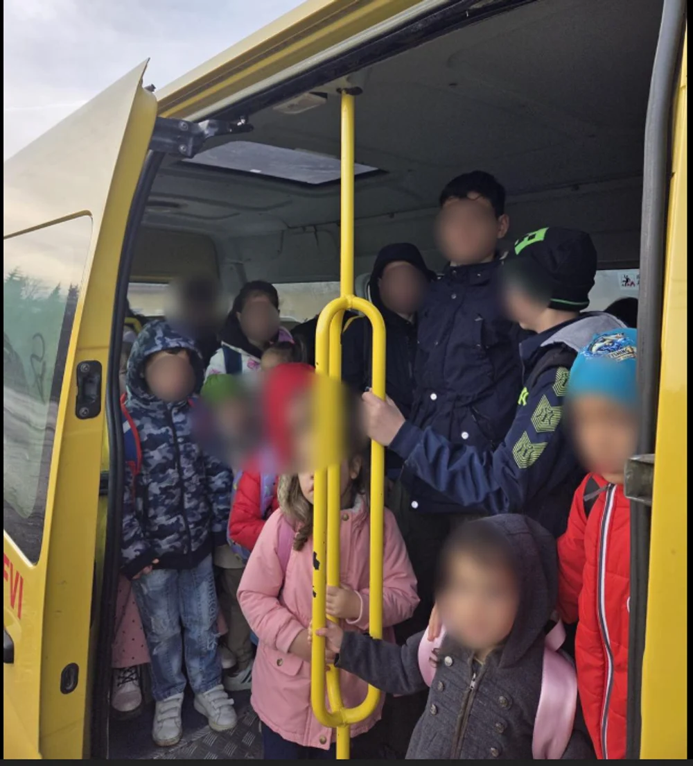 Microbuz şcolar depistat cu 31 de copii, dublu faţă de capacitatea maximă admisă