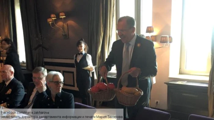 „Lavrov i-a făcut cadou lui Kerry roşii din Krasnodar şi cartofi, care au o îndepărtată legătură de rudenie cu cei care, pe vremuri, i-au fost aduşi de colegul său american”, a scris pe contul său de Facebook Maria Zaharova FOTO Maria Zaharova/Facebook