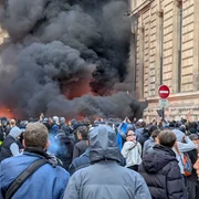Proteste violente în Franța - Mașină în flăcări în Paris 