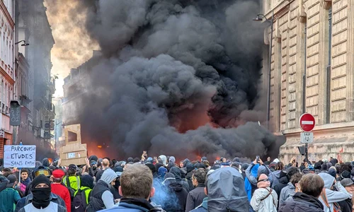 Proteste violente în Franța - Mașină în flăcări în Paris 