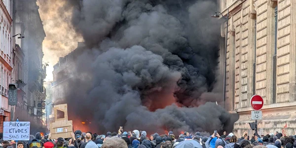 Proteste violente în Franța - Mașină în flăcări în Paris 
