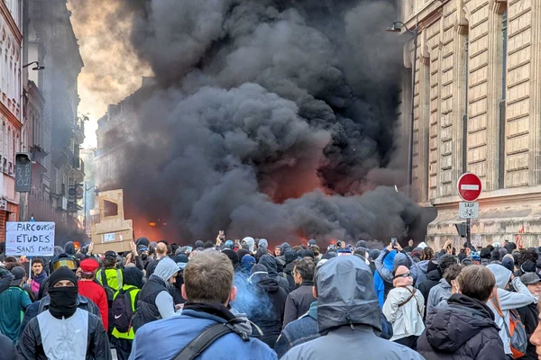 Spre deosebire de Franța, în România protestează doar patronii. În schimb, o mare parte a populației vrea și mai multă austeritate