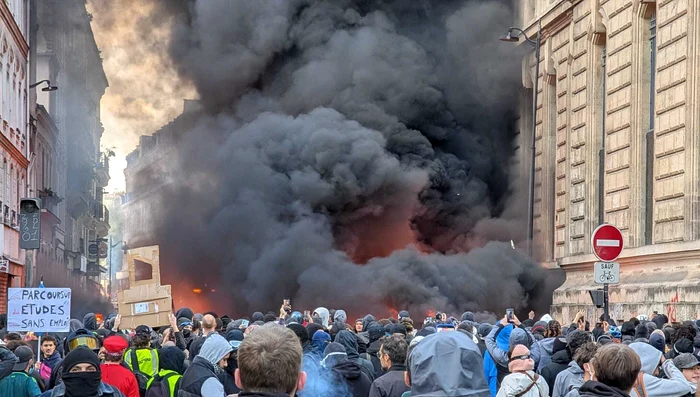 Proteste violente în Franța - Mașină în flăcări în Paris 