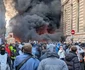 Proteste violente în Franța - Mașină în flăcări în Paris 