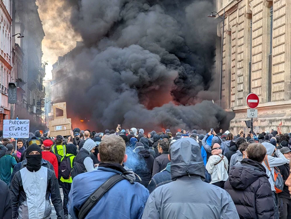 Proteste violente în Franța - Mașină în flăcări în Paris