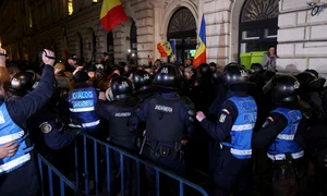 Sute de persoane protestează față de decizia BEC de a respinge candidatura lui Calin Georgescu FOTO  Inquam Photos / George Calin 