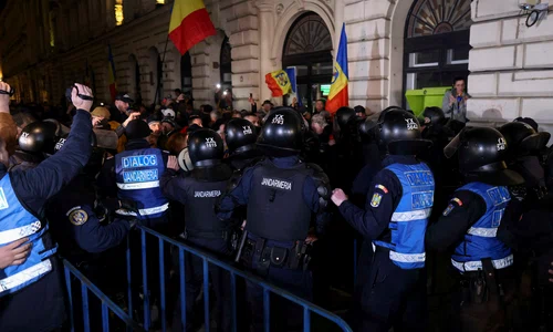 Sute de persoane protestează față de decizia BEC de a respinge candidatura lui Calin Georgescu FOTO  Inquam Photos / George Calin 