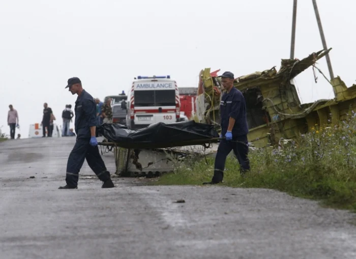 Reprezentanţii Ministerului ucrainean pentru Urgenţe au transportat o parte dintre cadavre