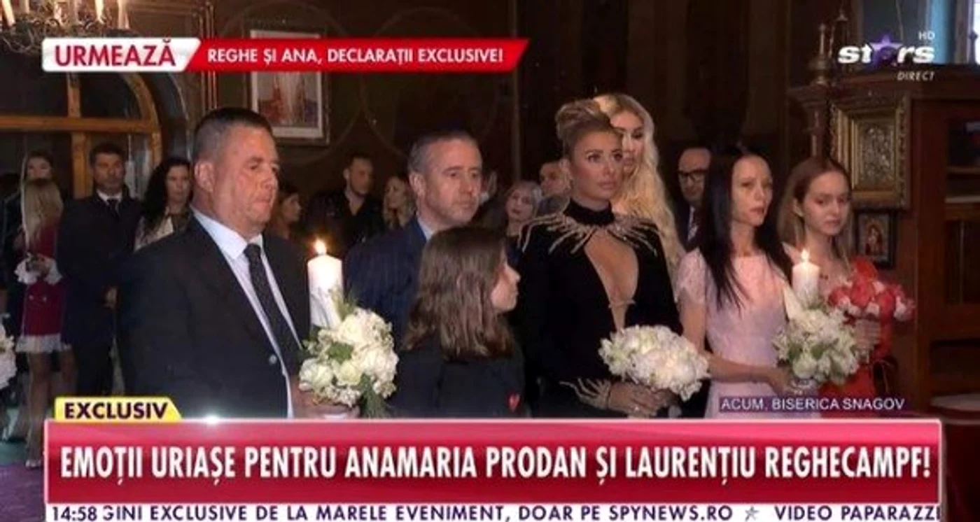 
    Anamaria și Reghe, alături de Sarah, și de două prietene de-ale tinereifoto: Instagram  