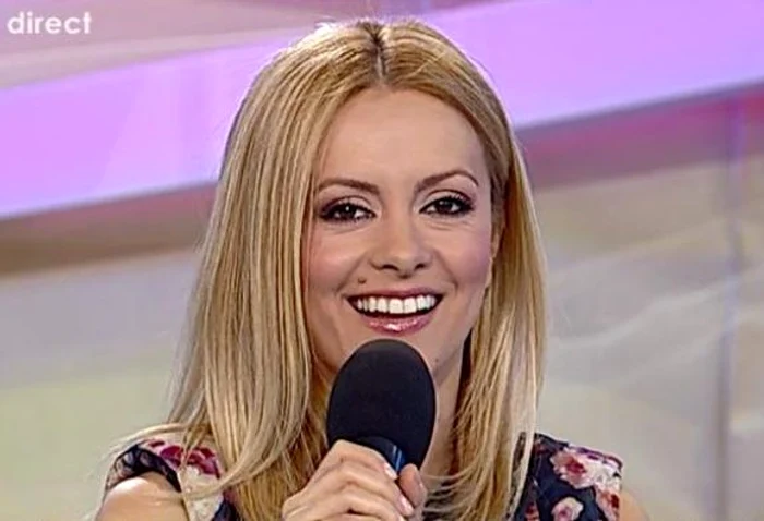 La 13 ani de la debutul în televiziune, Simona Gherghe este blondă şi realizată profesional