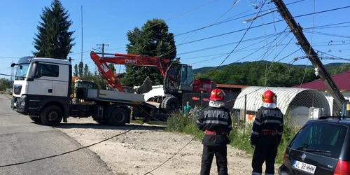 Cabluri de electricitate puse la pământ de un TIR pe DN 67 în Horezu Foto Adevărul