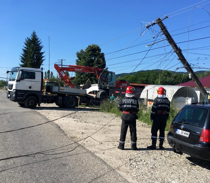 Cabluri de electricitate puse la pământ de un TIR pe DN 67 în Horezu Foto AdevărulImagine