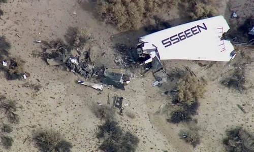 Rămăşiţele avionului SpaceShipTwo, în apropiere de locul de decolare jpeg