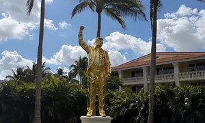 trump statuie aur jpg
