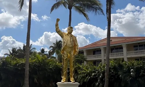 trump statuie aur jpg