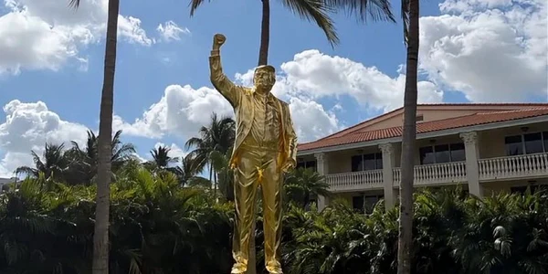 trump statuie aur jpg
