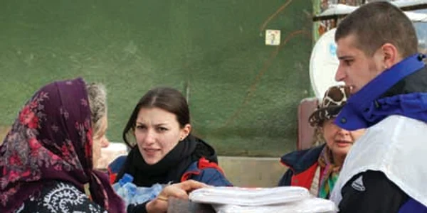 Victimele apelor revărsate au primit alimente de la voluntari