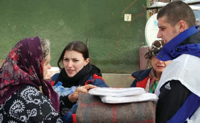 Victimele apelor revărsate au primit alimente de la voluntari
