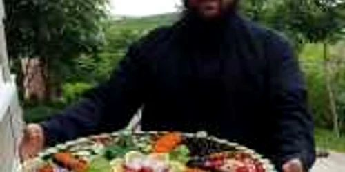 Călugărul Efrem Bandarică de la Mănăstirea Dervent din Constanţa - bucătar şi pictor Foto arhivă personală