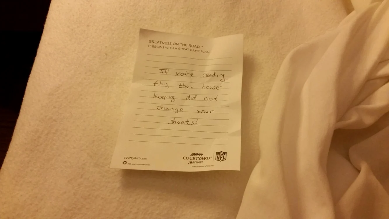 Acesta este biletul găsit pe patul din camera de hotel