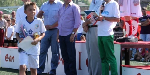 Hagi i-a premiat pe cei mai buni juniori prezenți la Cupa E.ON