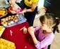 Livia Graur vopsește ouăle cu vin foto Instagram