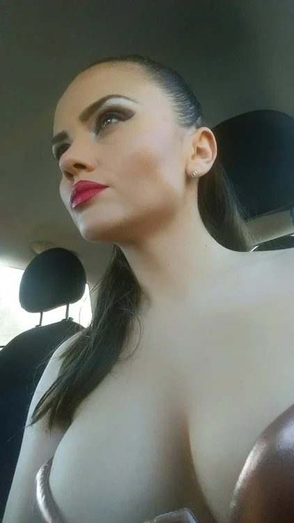 Cristina Șișcanu a avut un decolteu amețitor