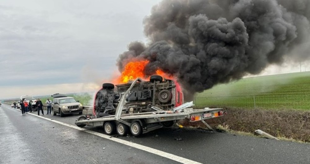 Ambulanță cuprinsă de flăcări pe A1, în Timiş, după ce a căzut de pe platforma pe care era transportată