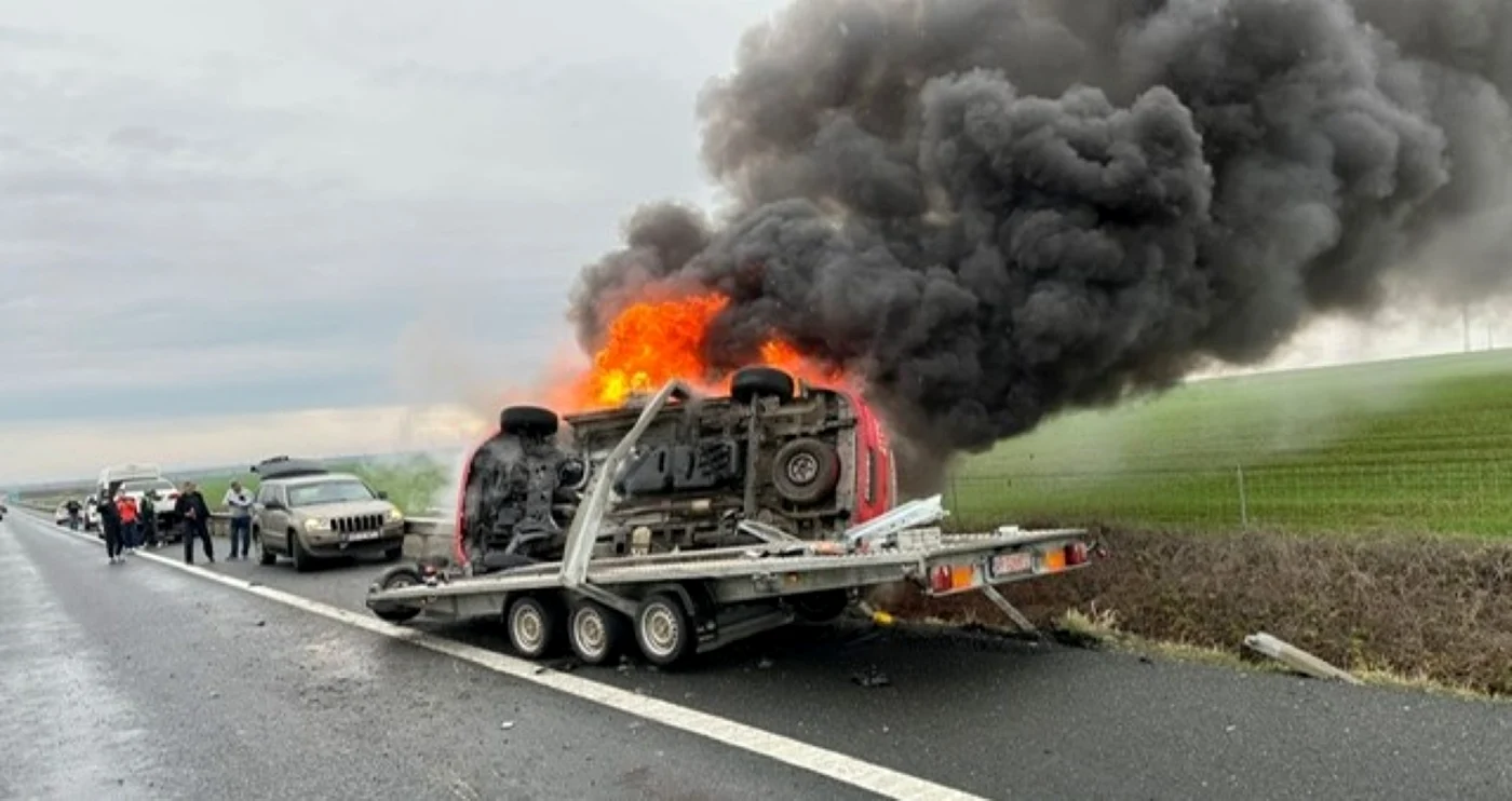 Aubulanţa a luat foc după ce s-a răsturnat de pe platformă. FOTO: Info Trafic Timiş