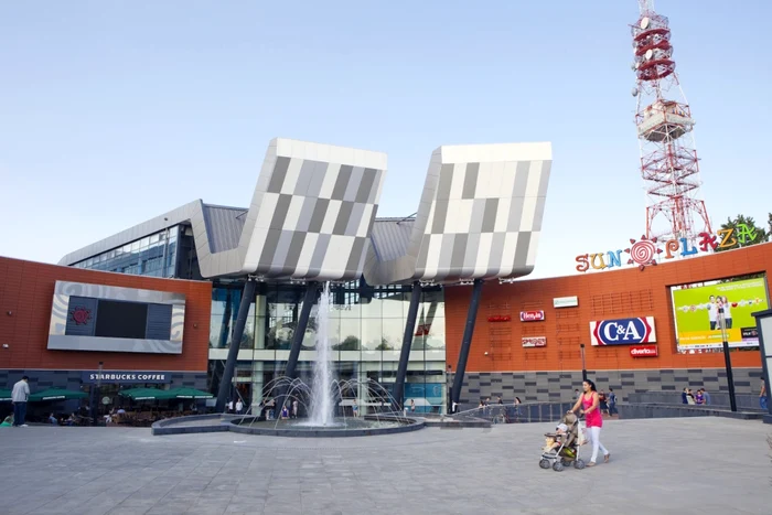 Rafturile goale, o imagine comună marilor magazine, după declanşarea isteriei provocate de coronavirus Foto sursă: Andreea Dancu