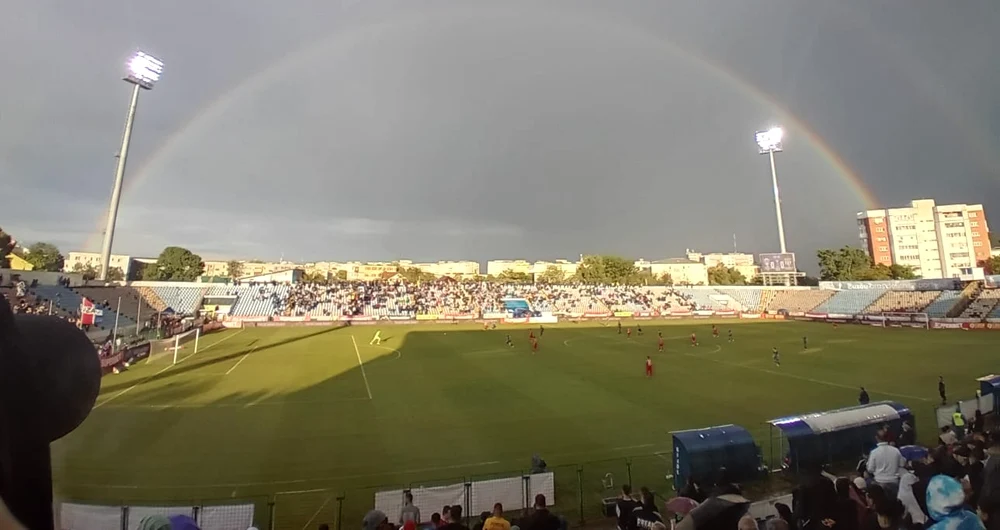 Stadionul Gloria are doar o tribună acoperită. Sursa Papuc Madalyn