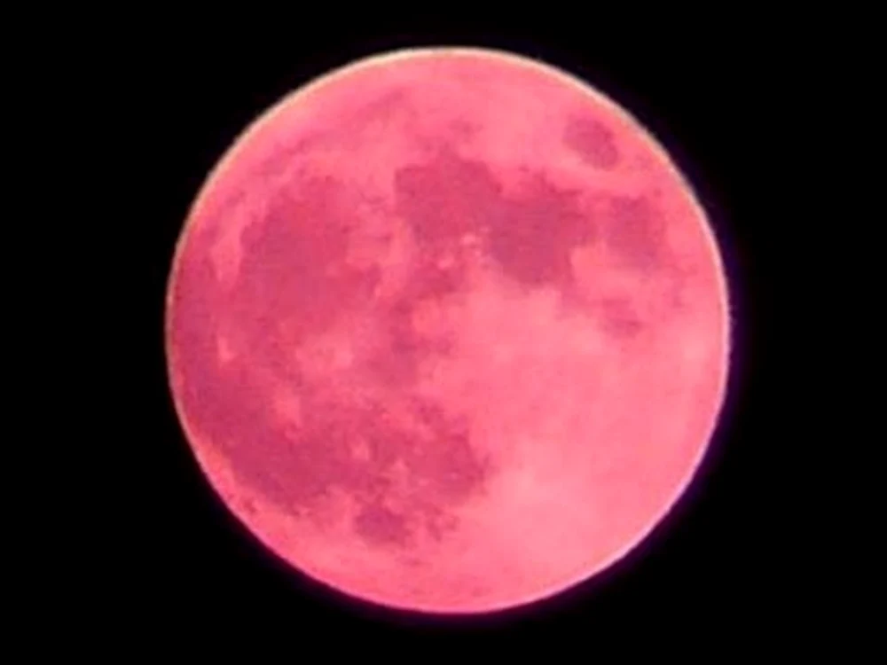 
    În această seară (21 iunie), Luna va avea culoarea căpșunei  
