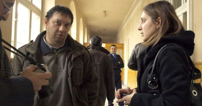Cătălin Rişcuţa (stânga) este contrariat de acuzaţiile care i-au fost aduse