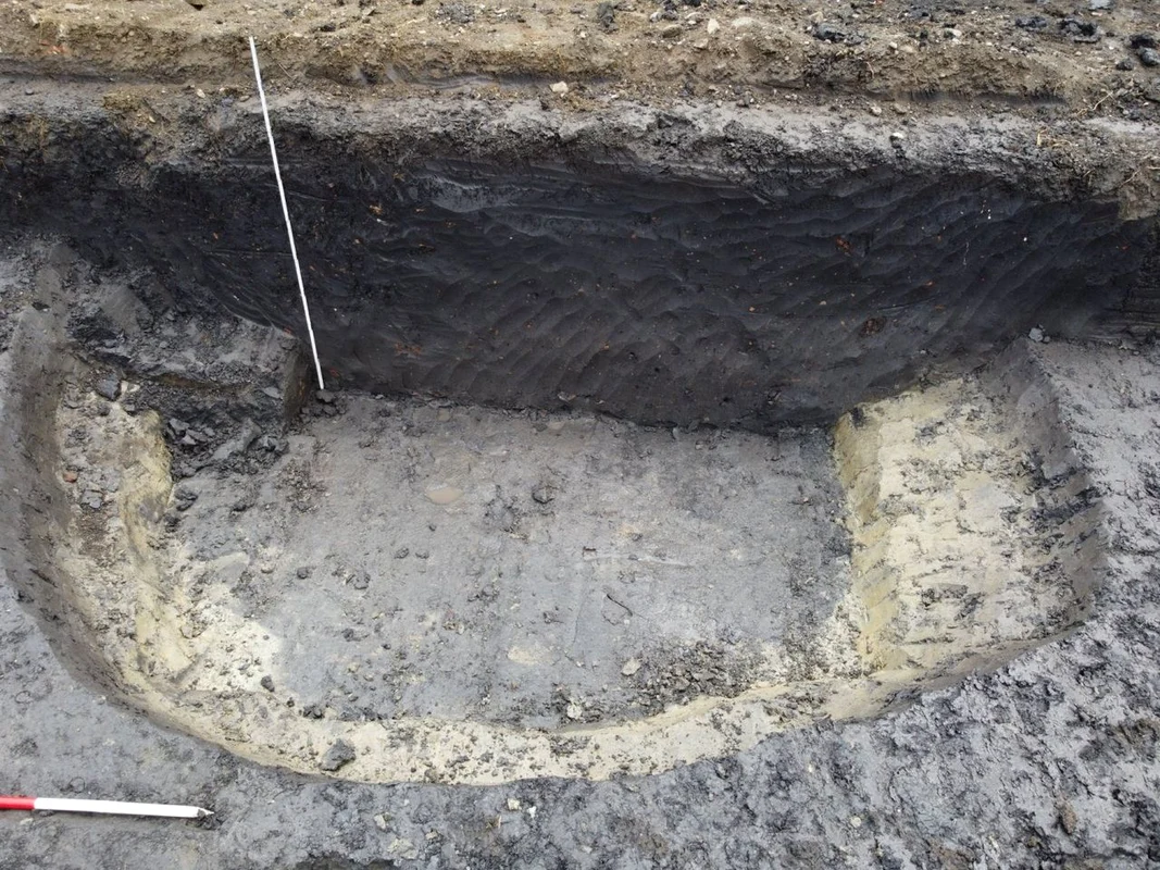 Groapă circulară de mari dimensiuni, săpată în mai multe trepte (© MNCR)