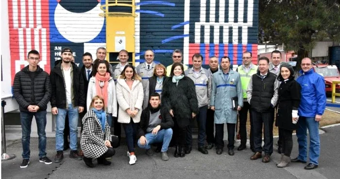 Spectacol de compoziÅ£ie Åi culoare la Uzina Dacia. Cum au recreat un perete cinci studenÅ£i Åi masteranzi la Arte