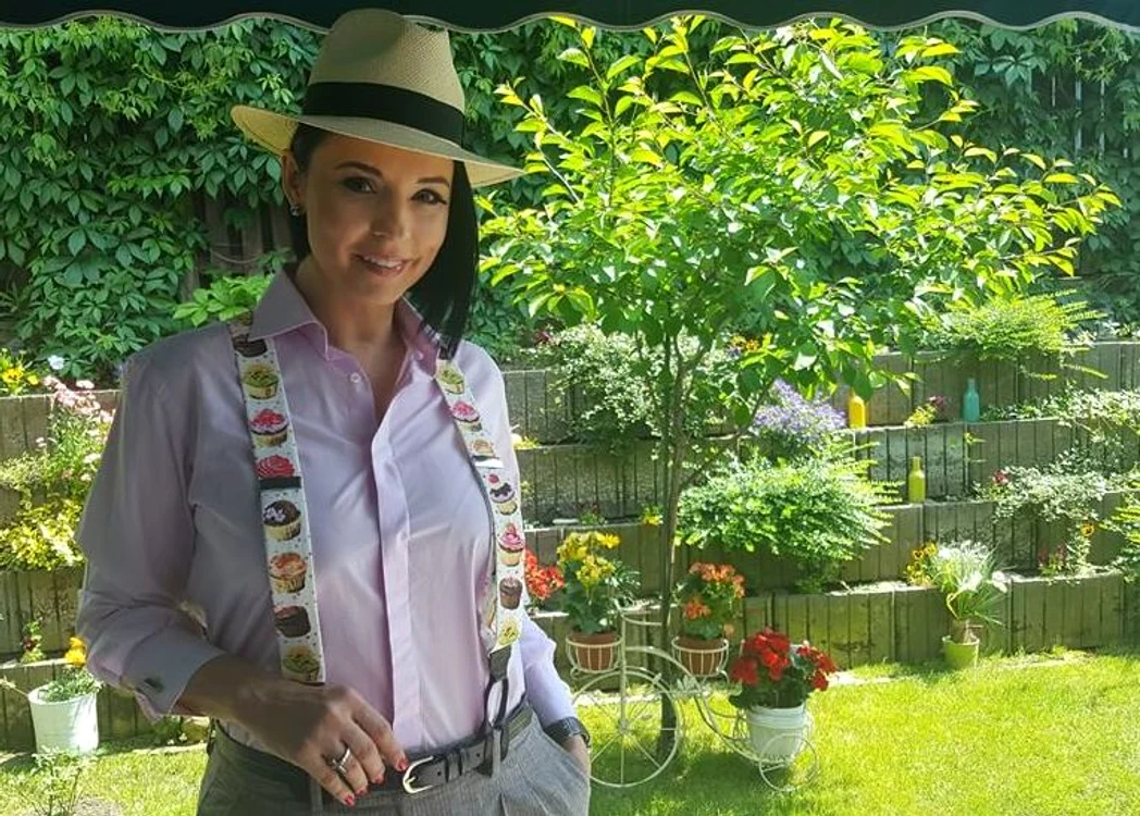
    Andreea Marin este înconjurată de verdeaţă şi florifoto: arhiva personală  