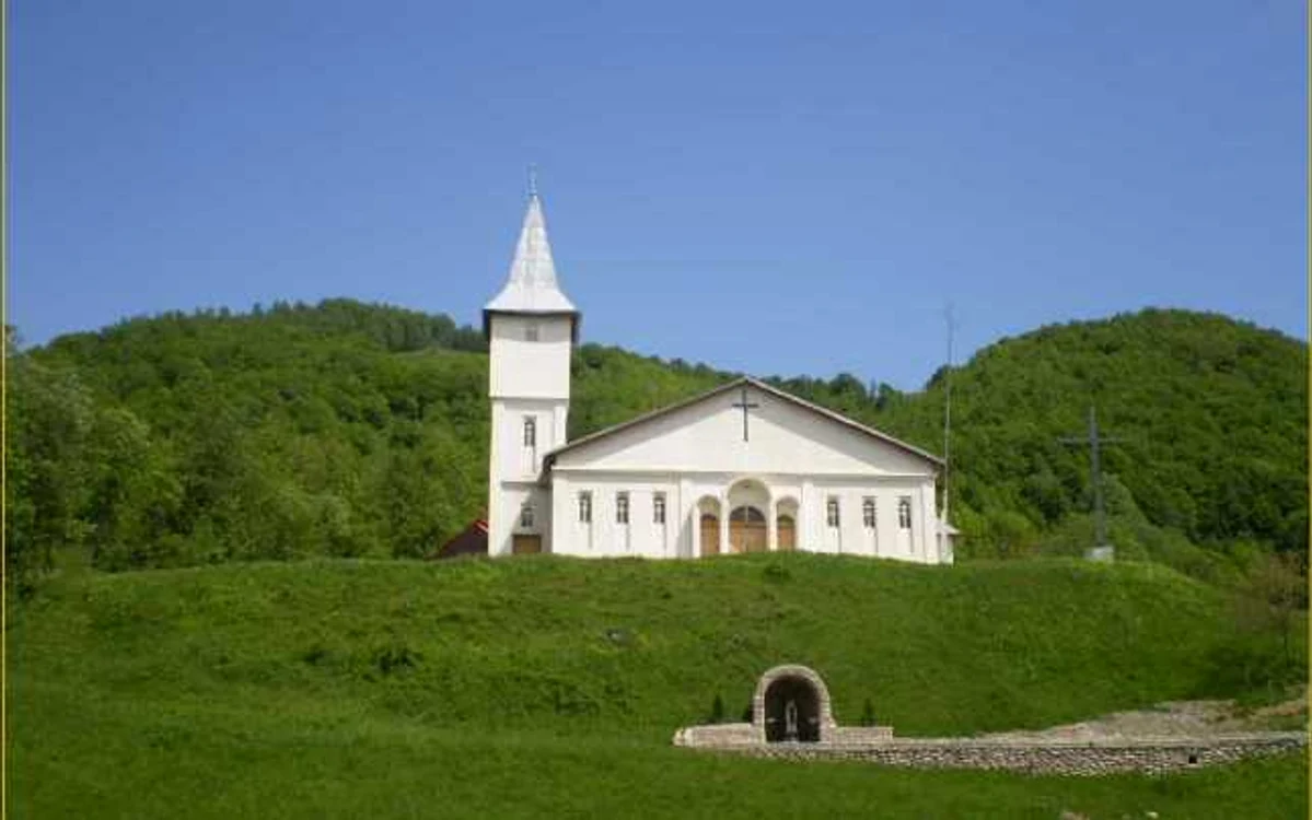 Biserica greco-catolică din Bucova este singura din apropierea DN 68 FOTO Flavius Pătruţi