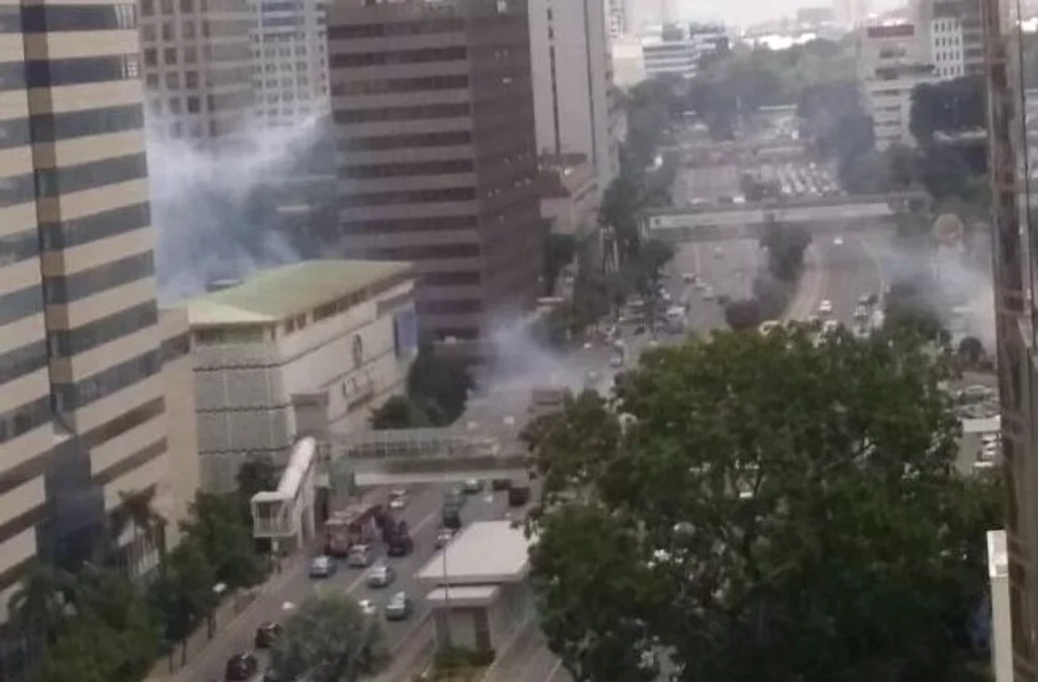 Clădirea ONU și Sarinah Mall: aici ar fi avut loc cel puți două dintre exploziile care s-au auzit joi dimineațăFoto: theguardian.com