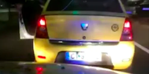 Taxi oprit de Poliţia Locală - cu client beat şi cu pistol Sursa Facebook Reporter Neptun TV