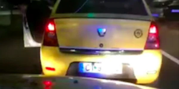 Taxi oprit de Poliţia Locală - cu client beat şi cu pistol Sursa Facebook Reporter Neptun TV