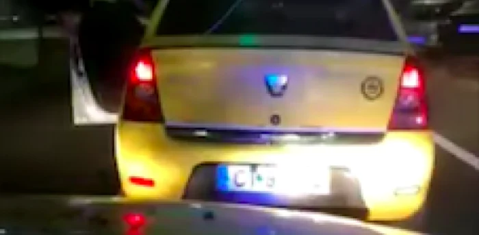 Taxi oprit de Poliţia Locală - cu client beat şi cu pistol Sursa Facebook Reporter Neptun TV