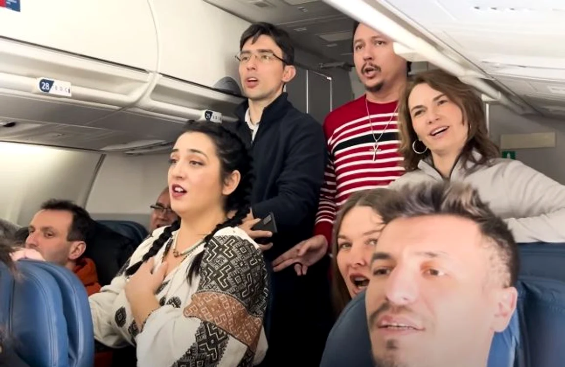 Membrii corului a cântat imnul în avion FOTO captură video Youtube