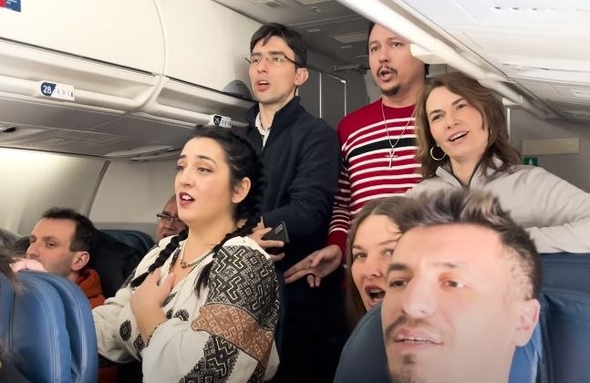 Imnul României cântat de Madrigal în avion. „Deșteaptă-te, române“ a răsunat la 10.000 metri deasupra Americii VIDEO Imnul României cântat de Madrigal în avion. „Deșteaptă-te, române“ a răsunat la 10.000 metri deasupra Americii VIDEO