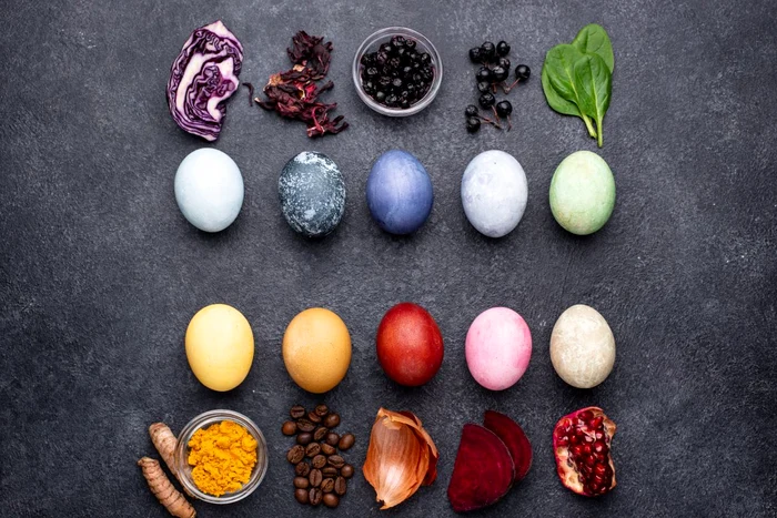 Ouă colorate cu ingrediente din bucătărie. Foto: arhiva.