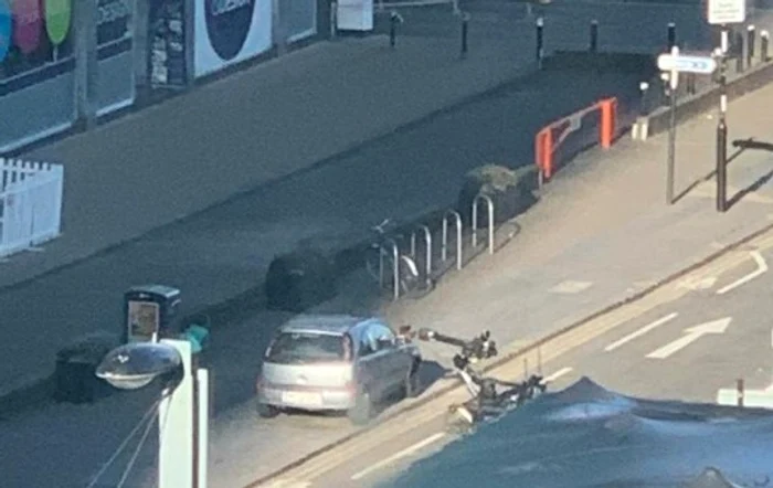 Autorităţile au evacuat zona şi au trimis un robot care a provocat o explozie controlată