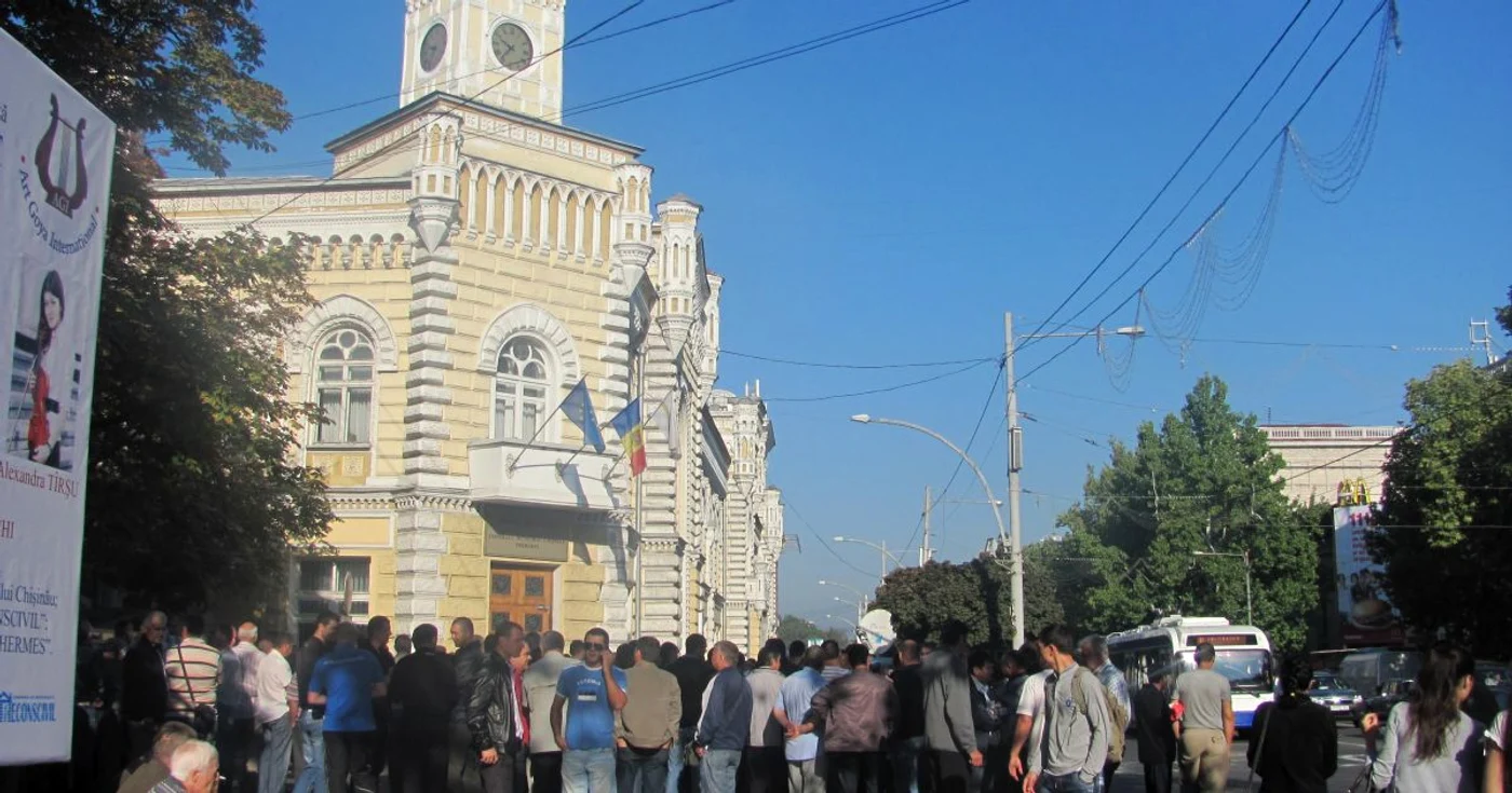 Șoferii de microbuze protestează la Primărie