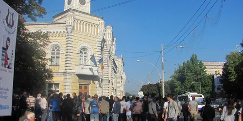 Șoferii de microbuze protestează la Primărie