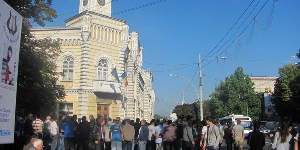 Șoferii de microbuze protestează la Primărie